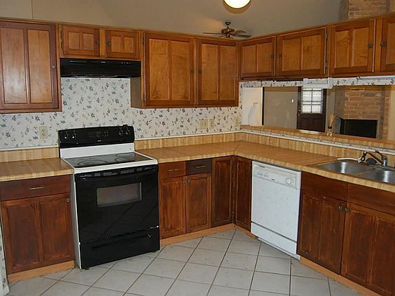 4th image of 15926 Pfeiffer Dr