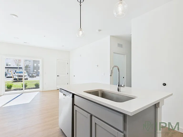 98 Penn Place — Photo 44