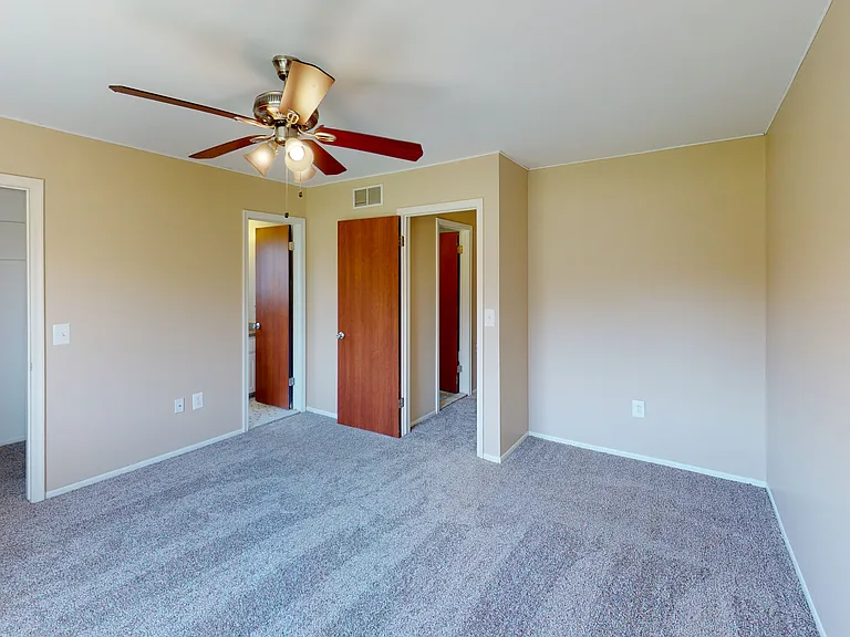 Rivercrest Apartments — Photo 25