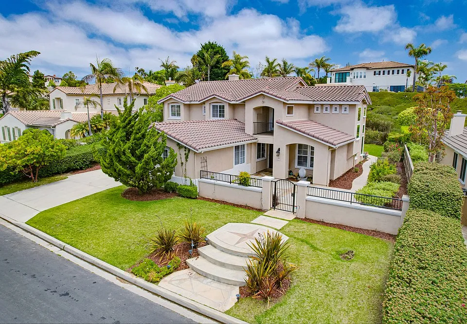 553 Hidden Ridge Ct