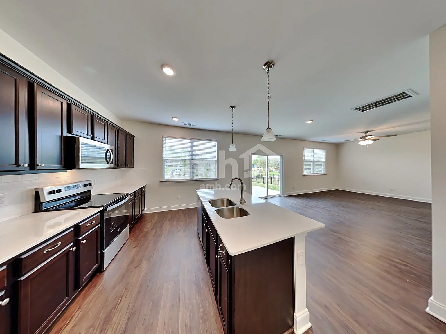 3 bed, 2.5 bath, 1895 sqft, $2,705 — Photo 3