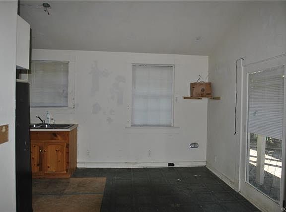 5th image of 413 W 28th St