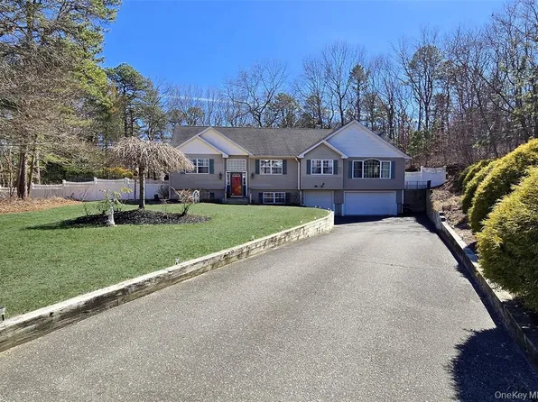 11 Doral Lane, Yaphank, NY 11980