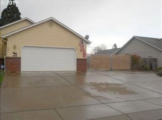 823 R St, Springfield, OR 97477