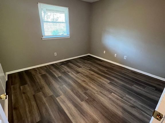 3rd image of 515 Mountain Ridge Rd
