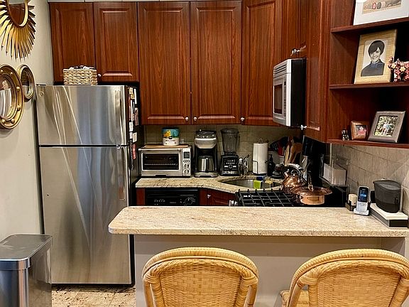 5th image of 101 W 69th St #2B