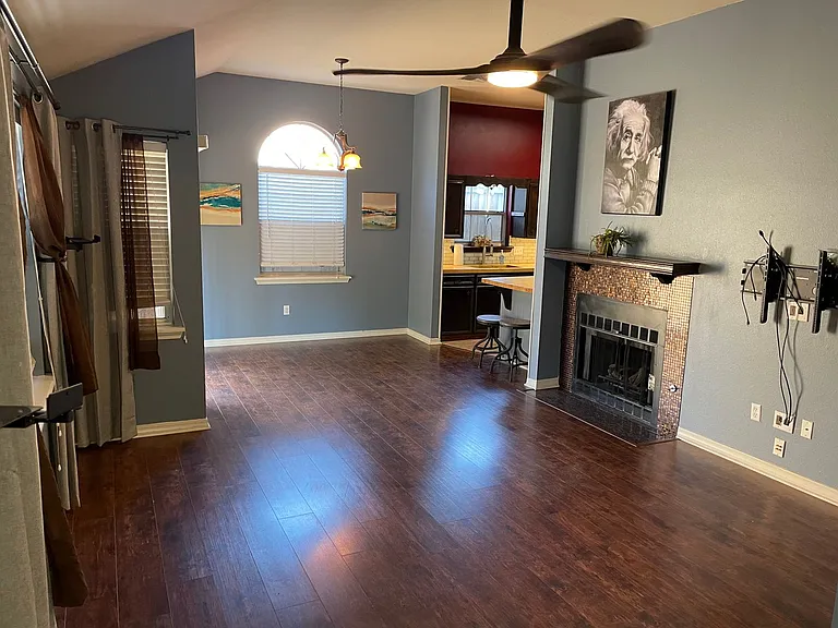 1336 Pecan Sq — Photo 4
