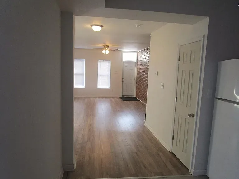 827 E Madison St — Photo 4