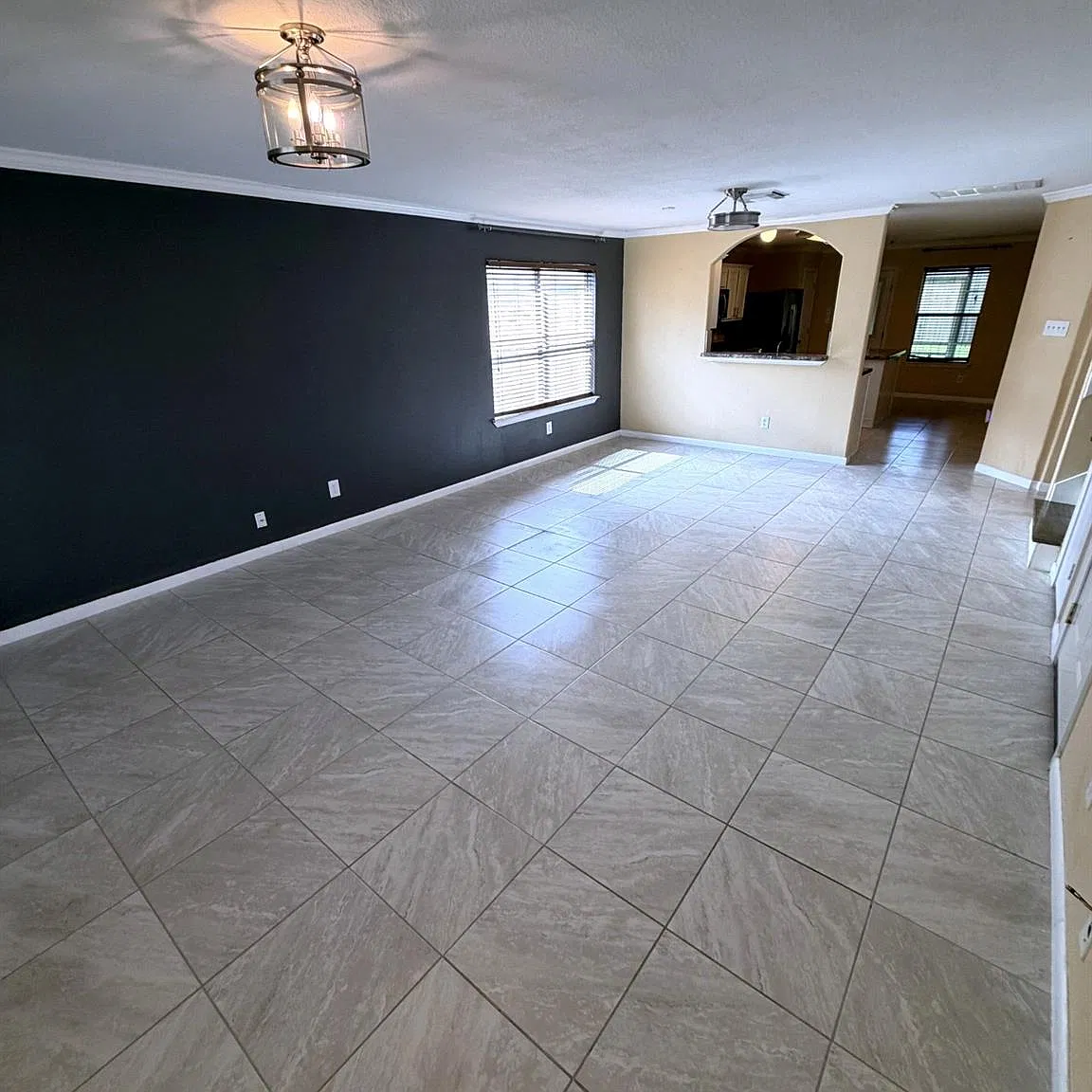 5 bed, 3.5 bath, 2667 sqft, $2,800 — Photo 2