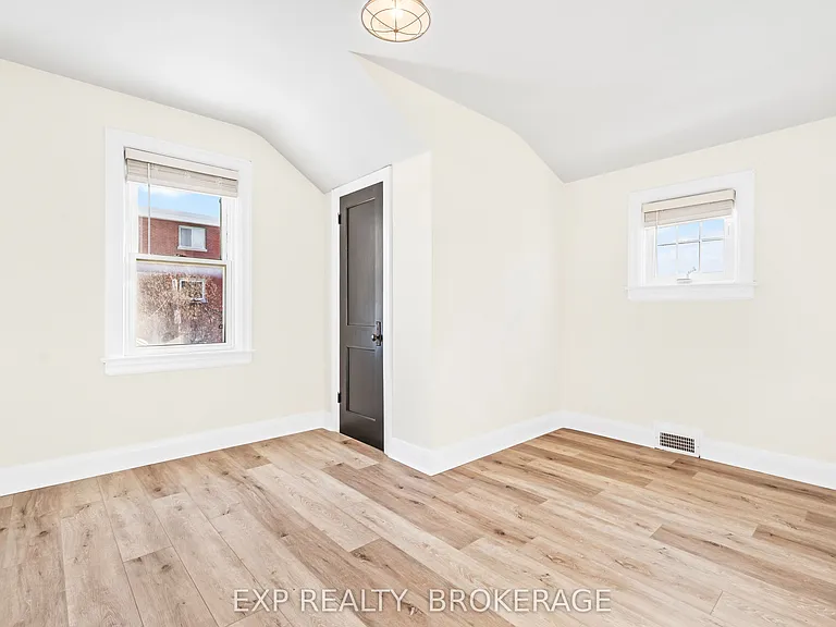 493 College St — Photo 18