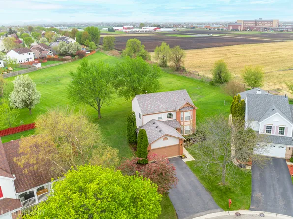 6 Baronet Ct, Lake In The Hills, IL 60156