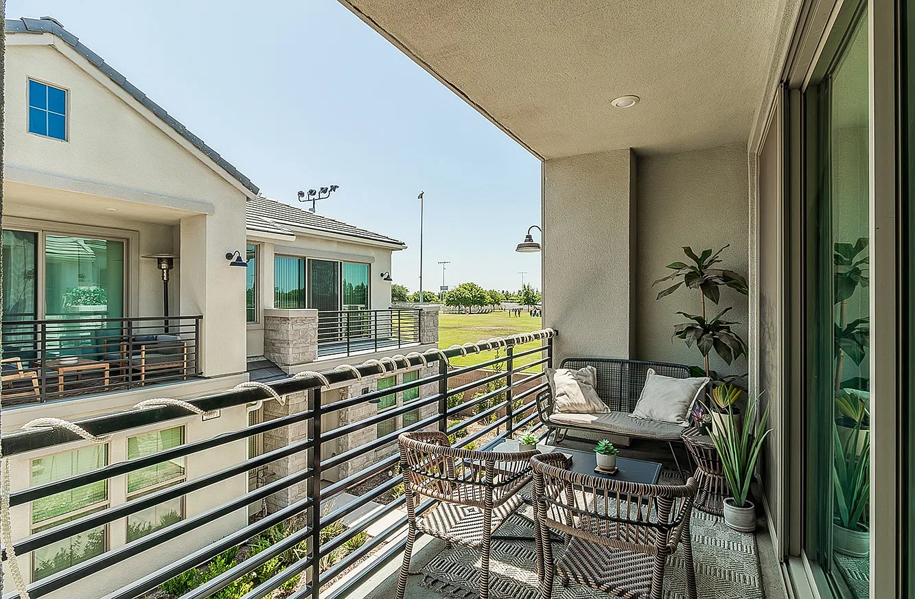 2887 E Tamarind Dr — Photo 2