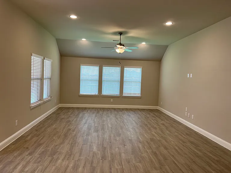 580 Bradley Dr — Photo 5