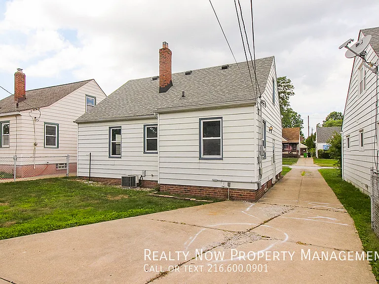 11912 Derby Ave — Photo 23