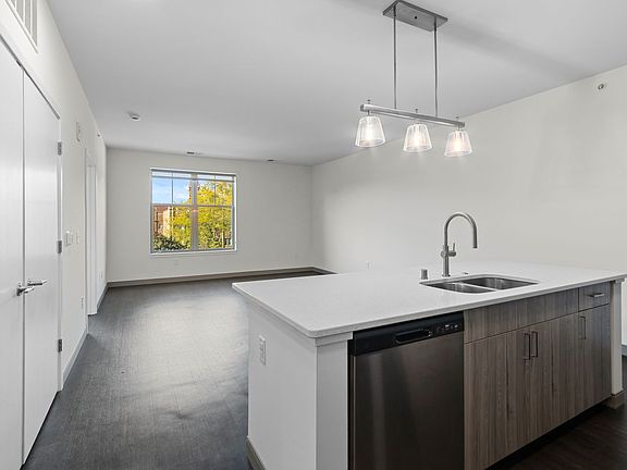 5th image of 2420 E Capitol Dr #210