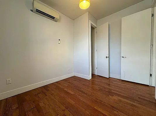 5th image of 2366 Pacific St #1R