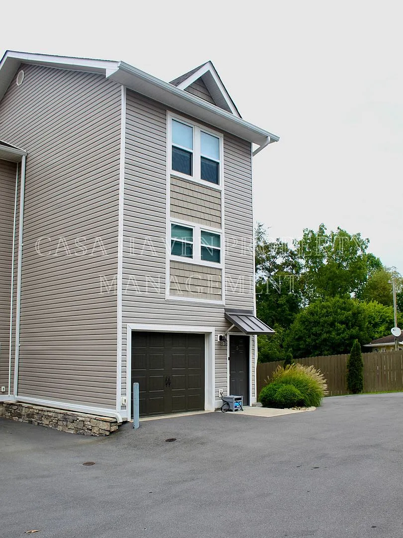 Building Photo - 2802 W Walnut St #5