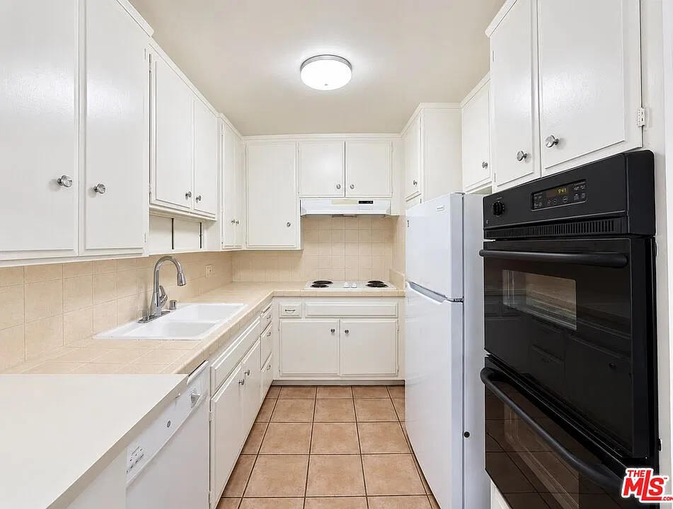 2 bed, 2.0 bath, 1100 sqft, $2,950 — Photo 2