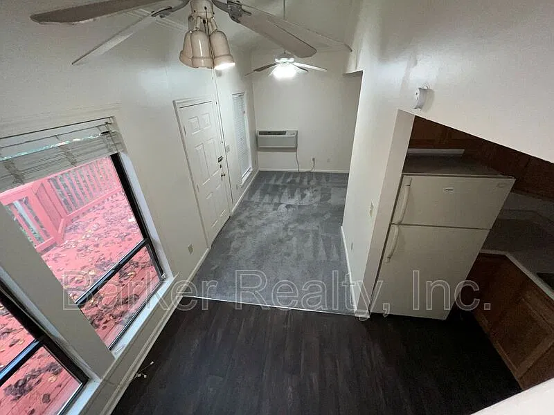 1 bed, 1.0 bath, 400 sqft, $895 — Photo 2