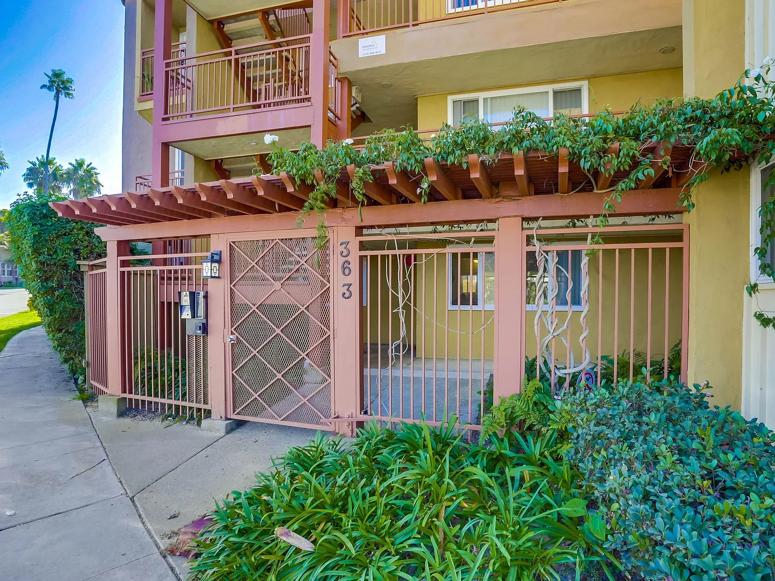 1 Bedroom Just Blocks From the Ocean — Photo 2