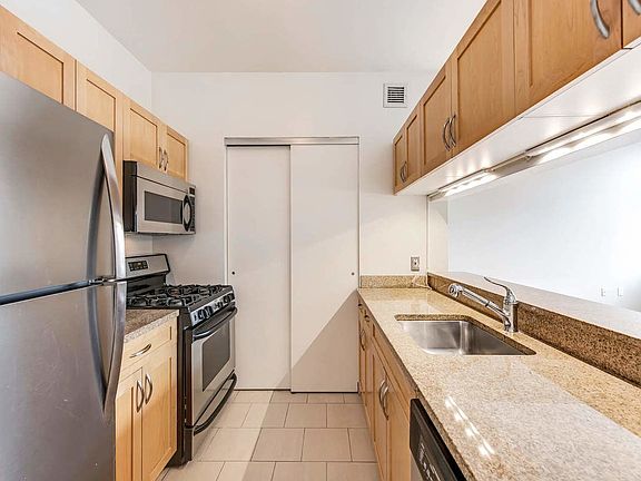 3rd image of 250 E 30th St APT 11D
