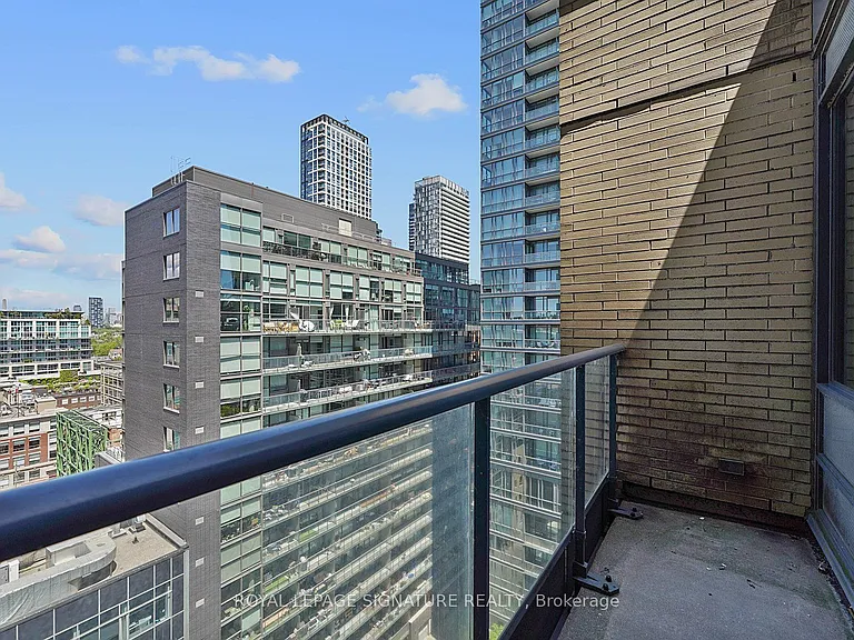 438 King St W #1417 — Photo 21