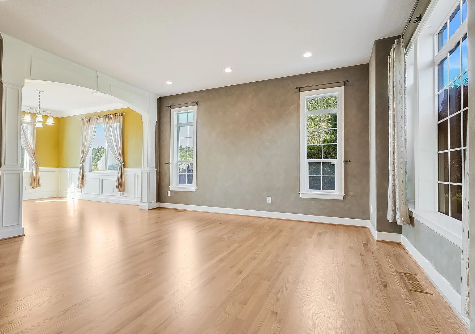 Beautiful 4 Bed, 2.5 Bath Rental Home in Pleasant Valley neighborhood! — Photo 4