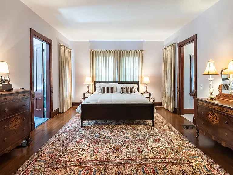 Master bedroom with King PRANA mattress