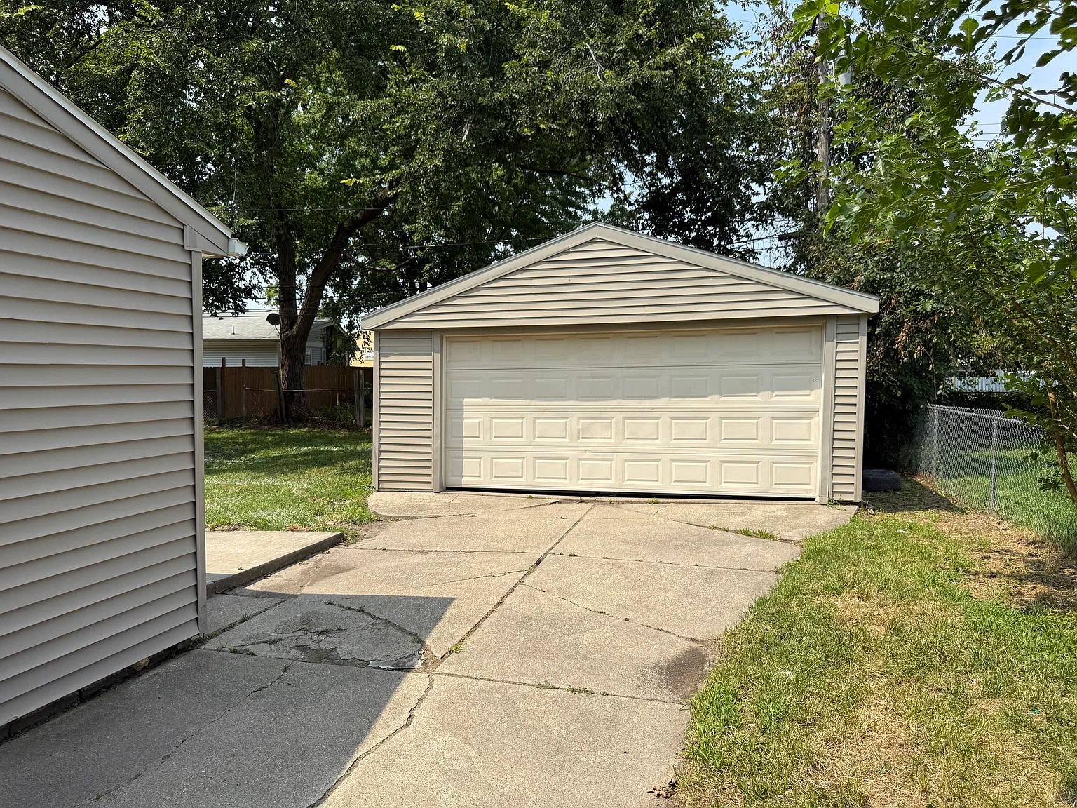 3 bed, 936 sqft, $1,350 — Photo 3