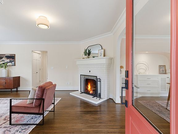 5th image of 4536 SE Woodward St