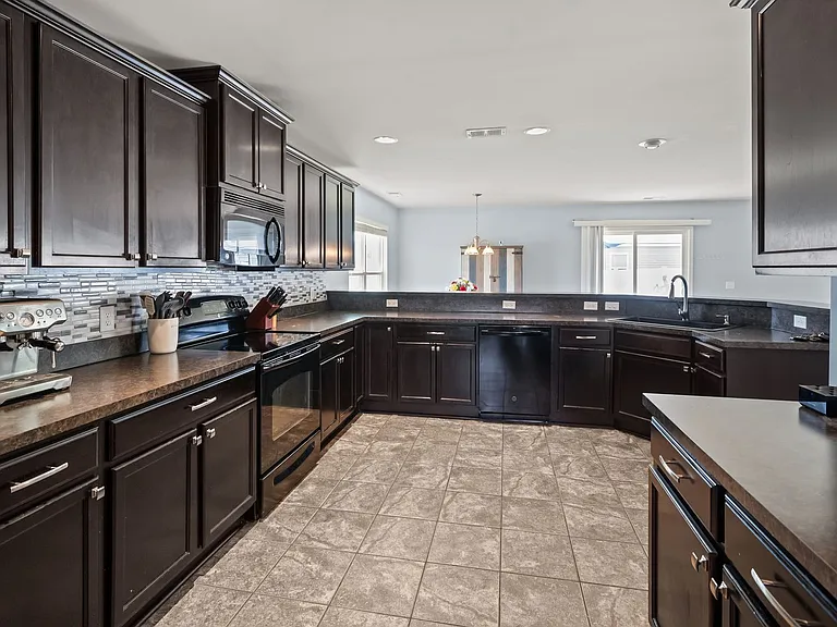 415 Valdez Ct — Photo 15