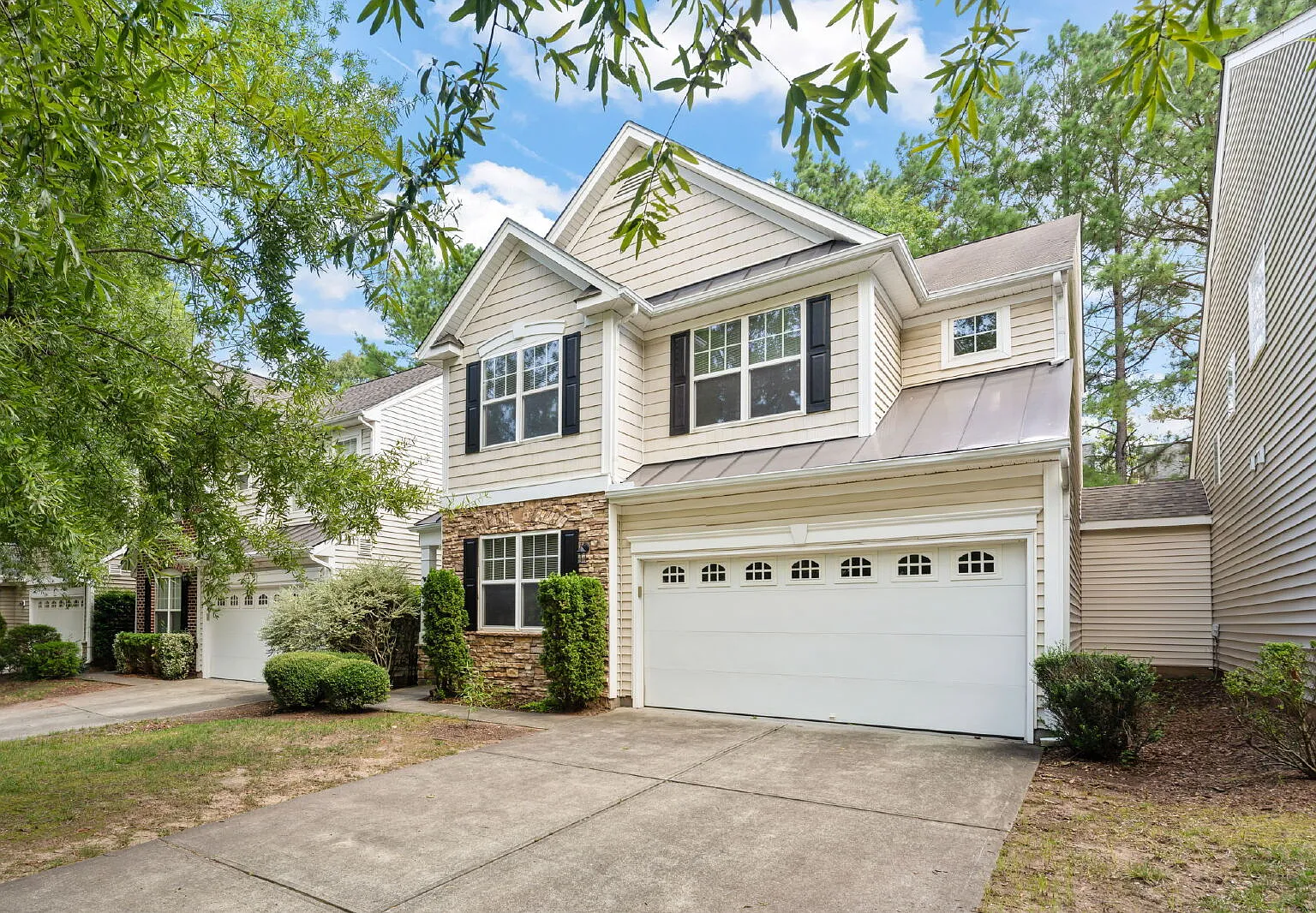 3 bed, 2.5 bath, 1898 sqft, $2,200 — Photo 1