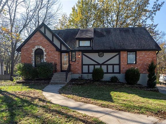 2nd image of 1120 NW Heatherwood Dr