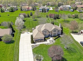 8401 S River Terrace Dr, Franklin, WI 53132