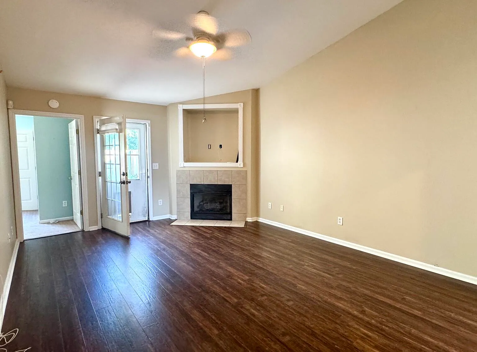 3 bed, 2.0 bath, 1291 sqft, $2,650 — Photo 2