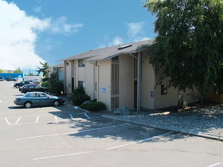 Sandpebbles (455 SE Barrington Dr) — Photo 2