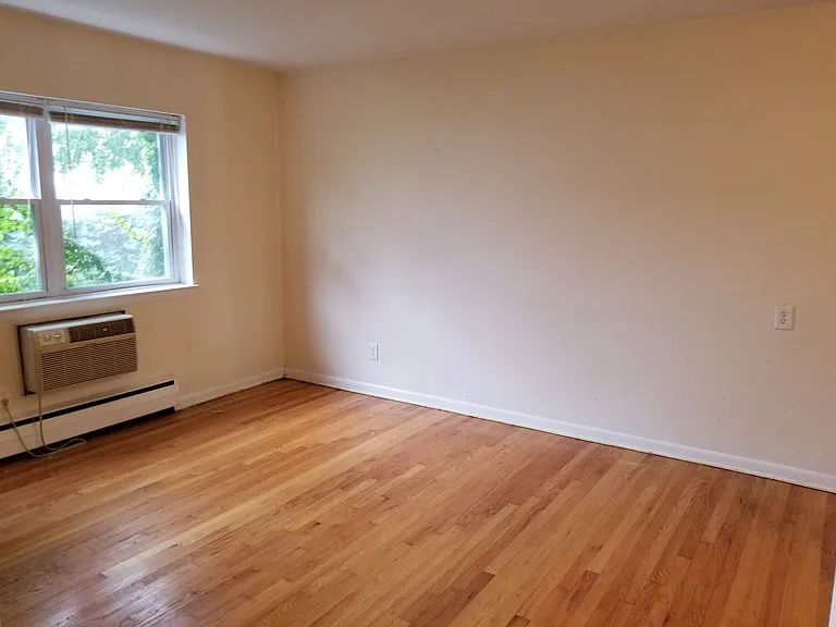 1579 N Farwell Ave — Photo 4