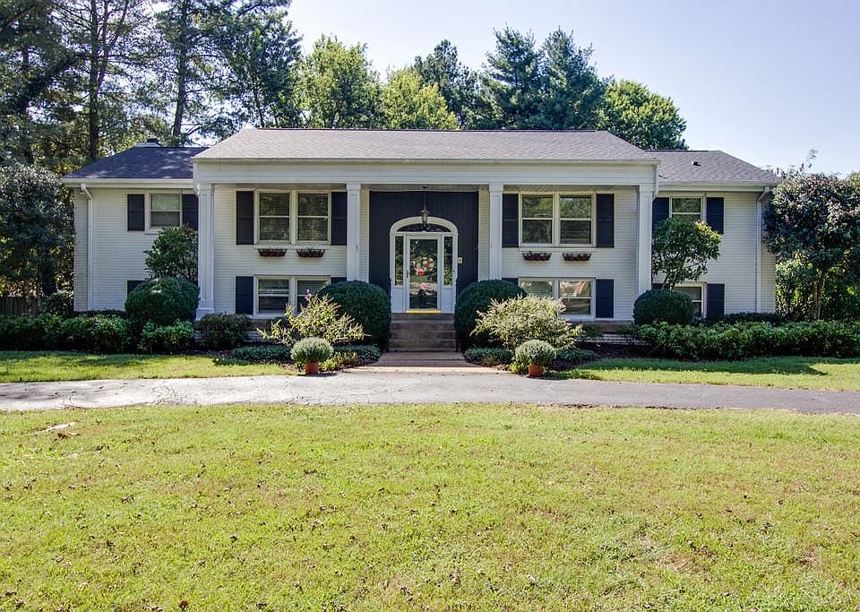 1st image of 301 Mosley Dr