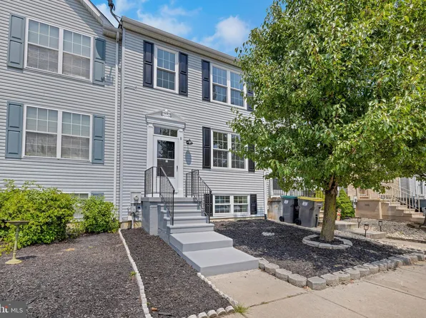 8 Versailles Ct, Newark, DE 19702