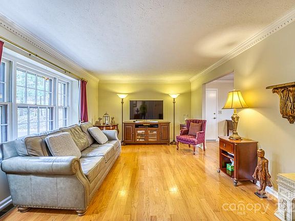 5th image of 841 Greenwood Dr
