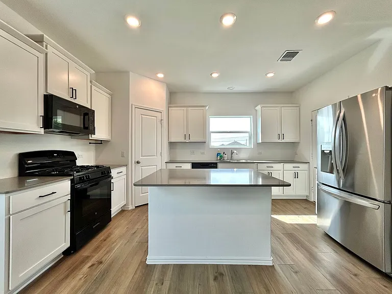 10412 Premier Park St — Photo 9