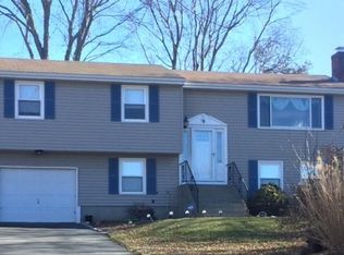 9 Osage Dr, Middletown, RI 02842
