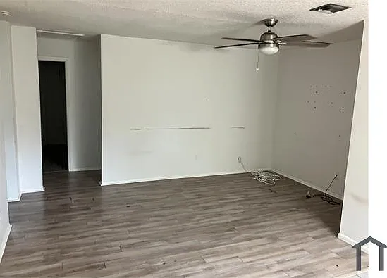 3 bed, 1024 sqft, $3,130 — Photo 3