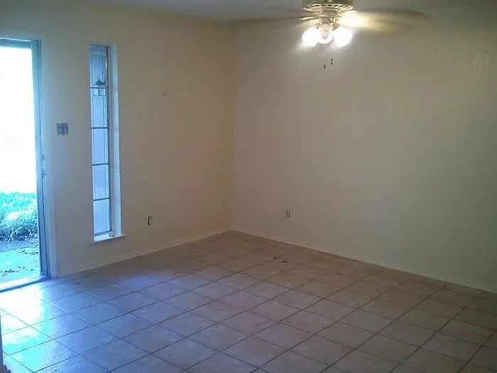 2 bed, 2.0 bath, 1075 sqft, $1,599 — Photo 2
