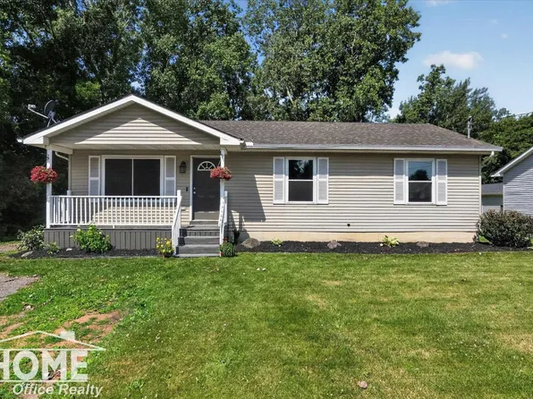 422 S Williams St, Perry, MI 48872