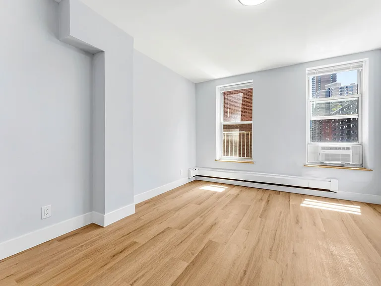 401 E 63rd St #1 — Photo 2