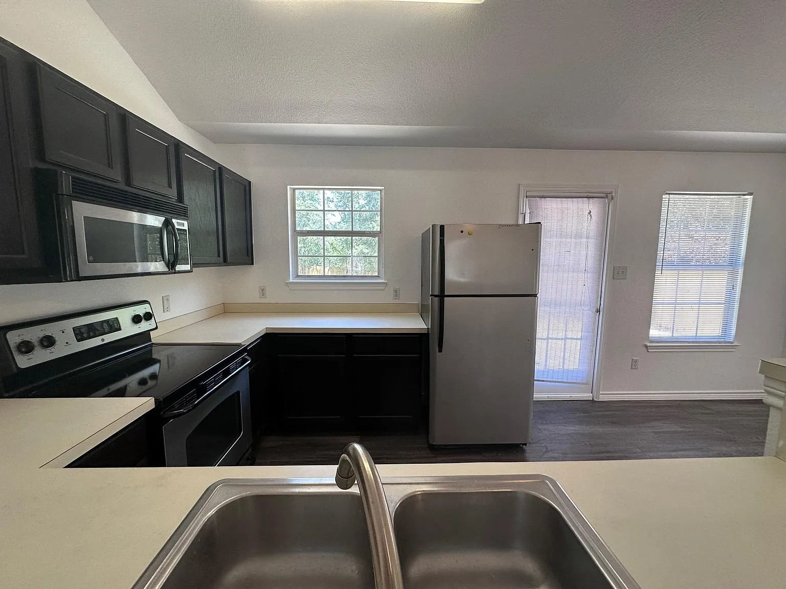 3 bed, 2.0 bath, 1225 sqft, $1,750 — Photo 3