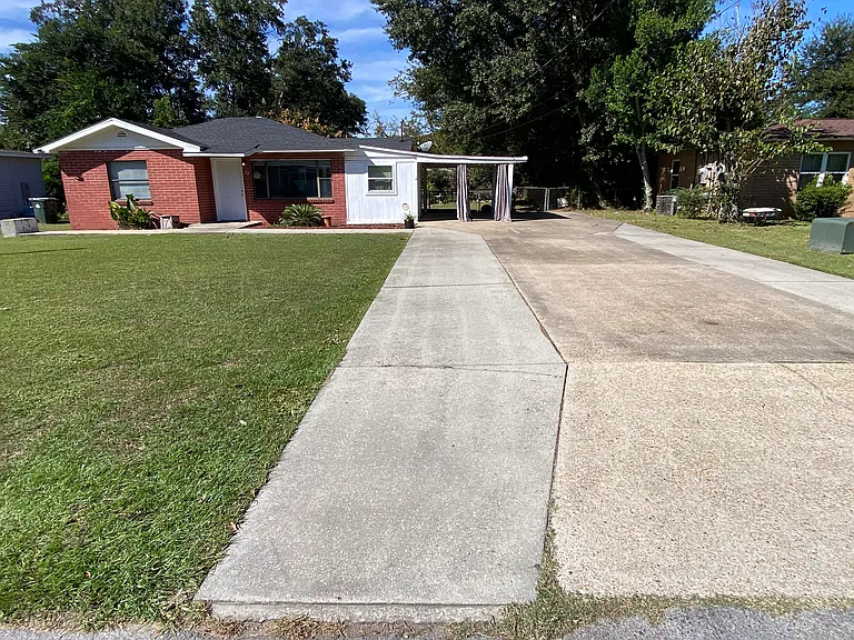 10 Ivanhoe Ave — Photo 2
