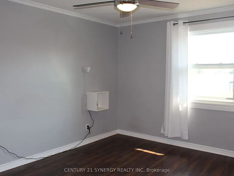 241 Wilfred Cres — Photo 10