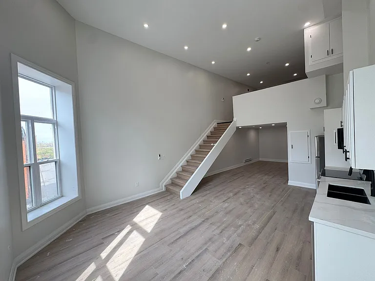 208 King St E — Photo 17